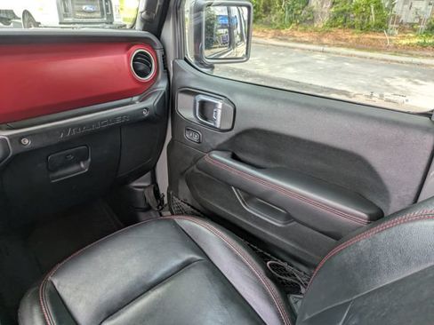 Used 2023 Jeep Wrangler Unlimited Rubicon w/ Cold Weather Group AWD/4WD image 17