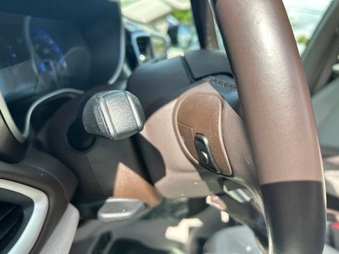 Used 2018 Chrysler Pacifica Touring-L FWD image 36