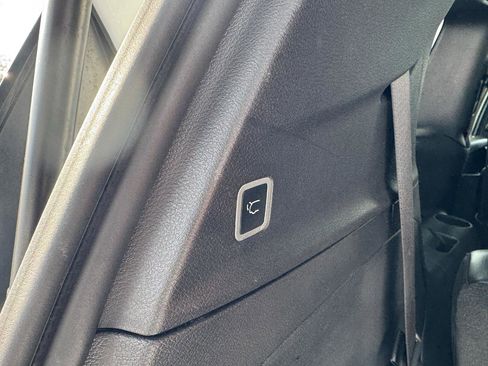 Used 2025 Chrysler Pacifica Select image 6