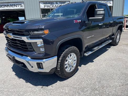 Used 2024 Chevrolet Silverado 2500 LT w/ Convenience Package AWD/4WD image 3