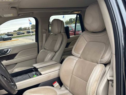 Used 2019 Lincoln Navigator Reserve image 11
