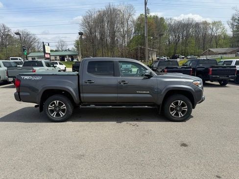 Used 2019 Toyota Tacoma TRD Sport image 5