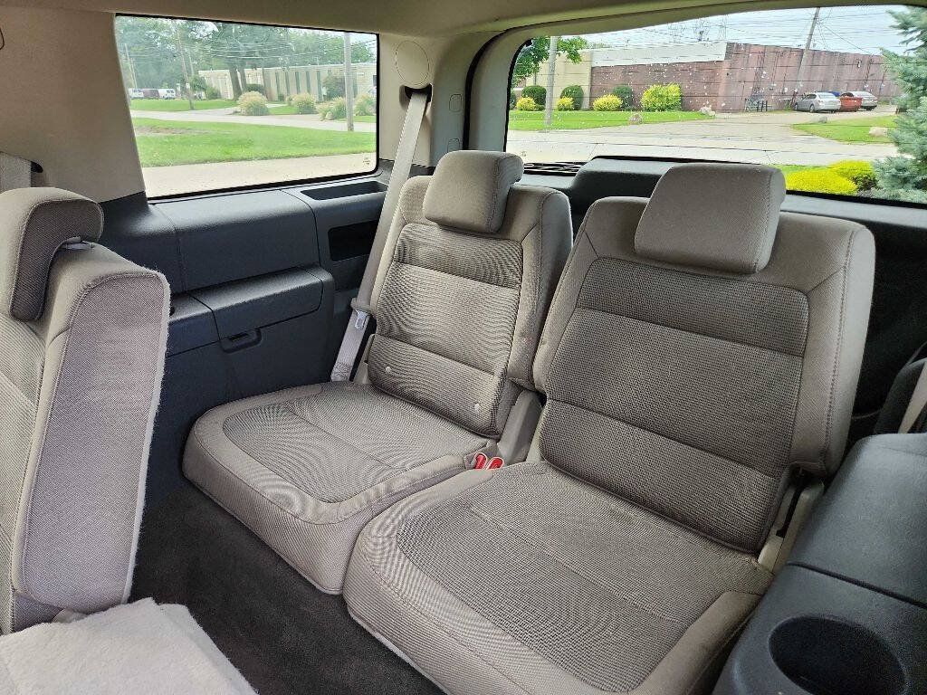 Used 2011 Ford Flex SE FWD image 11