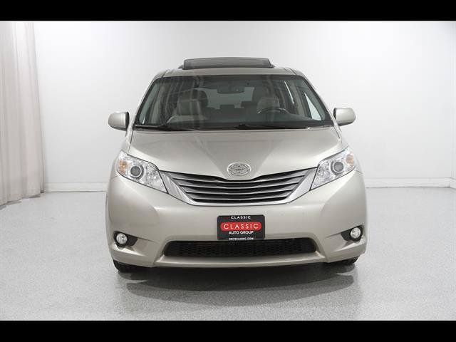 Used 2017 Toyota Sienna XLE Premium AWD/4WD image 2