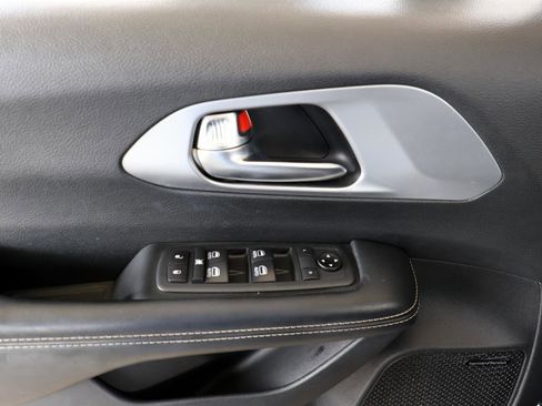 Used 2019 Chrysler Pacifica Touring-L Plus w/ Advanced Safetytec Group image 37