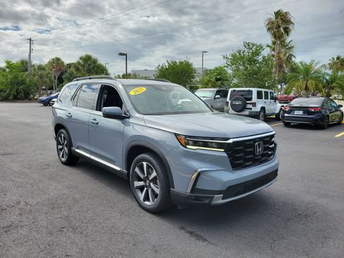 Used 2025 Honda Pilot Touring image 2