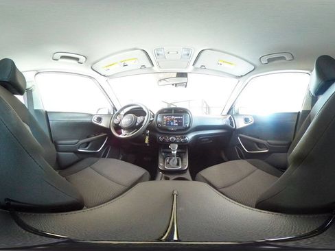 Used 2025 Kia Soul LX w/ LX Technology Package FWD image 39
