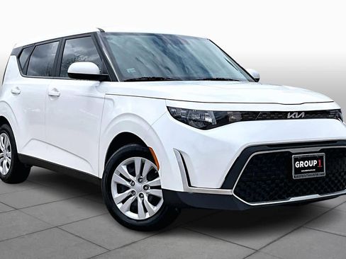 Used 2023 Kia Soul LX image 3