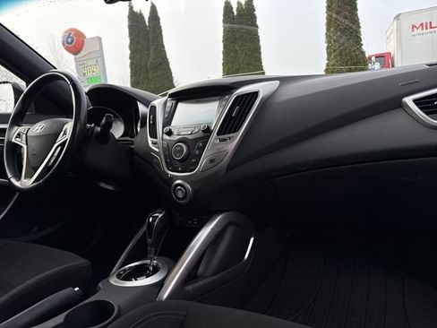 Used 2017 Hyundai Veloster Value Edition image 26