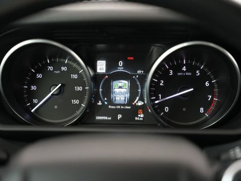 Used 2017 Land Rover Discovery HSE image 16