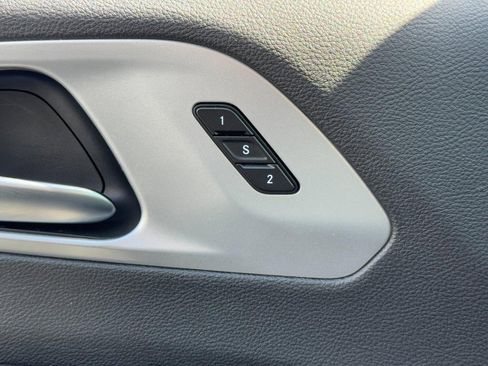 Used 2025 Chrysler Pacifica Limited image 17