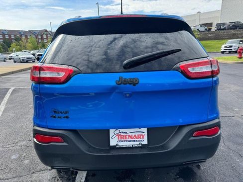 Used 2018 Jeep Cherokee Latitude w/ Altitude Package AWD/4WD image 4