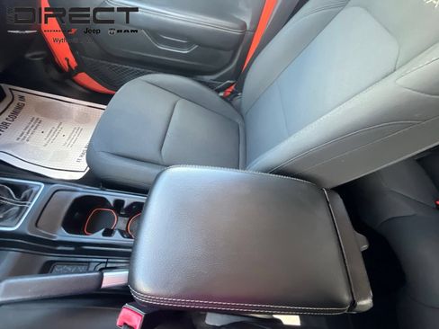 Used 2018 Jeep Wrangler Unlimited Sahara AWD/4WD image 28