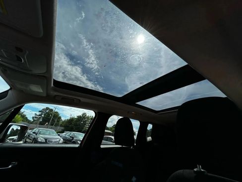 Used 2021 Jeep Renegade Latitude AWD/4WD image 36