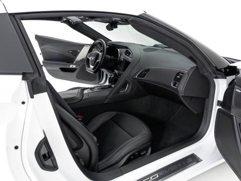 Used 2015 Chevrolet Corvette Z06 w/ 3LZ Preferred Equipment Group image 35