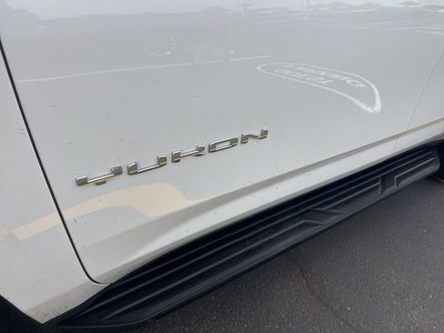 Used 2024 GMC Yukon SLE w/ Gmc Pro Safety Plus Package image 6