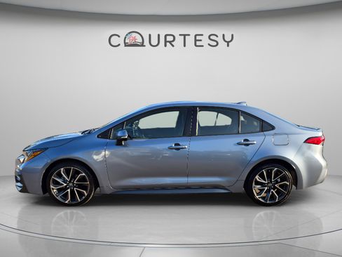 Used 2021 Toyota Corolla SE FWD image 2