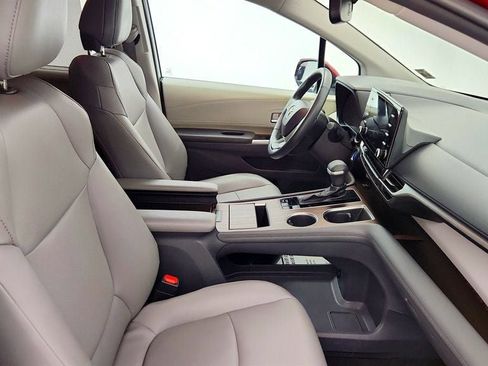 Used 2021 Toyota Sienna XLE image 24