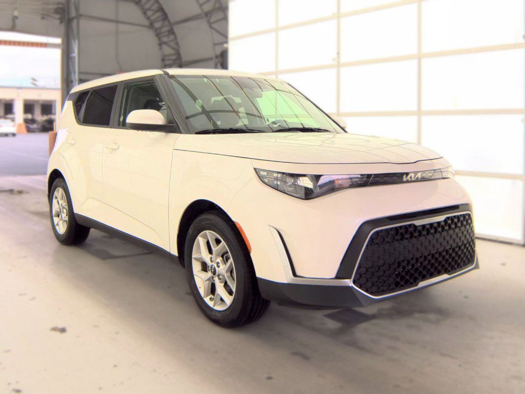 Certified 2025 Kia Soul LX w/ LX Technology Package FWD image 4
