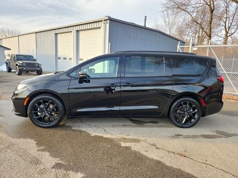 Certified 2025 Chrysler Pacifica Limited image 4