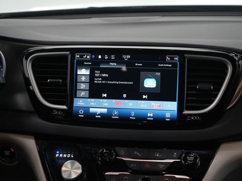 Used 2024 Chrysler Pacifica Touring-L image 16