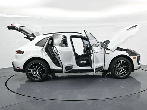Certified 2025 Porsche Macan AWD/4WD image 22
