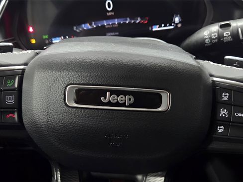 Used 2023 Jeep Grand Cherokee Laredo image 11