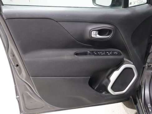 Used 2019 Jeep Renegade Latitude w/ Cold Weather Group AWD/4WD image 12