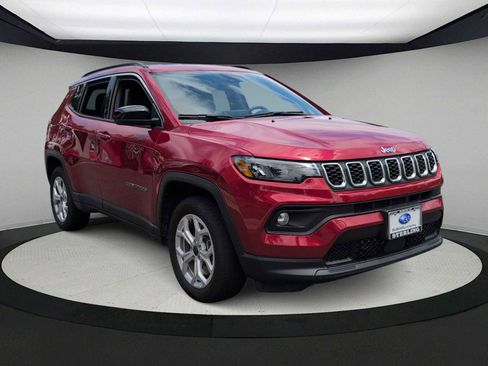 Used 2025 Jeep Compass Latitude AWD/4WD image 2