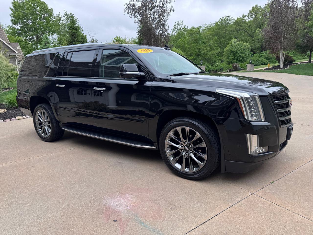 Used 2019 Cadillac Escalade ESV Luxury w/ Escalade Sport Edition AWD/4WD image 8