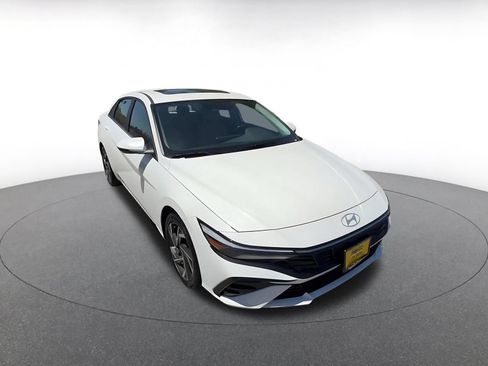 Used 2025 Hyundai Elantra Limited FWD image 3