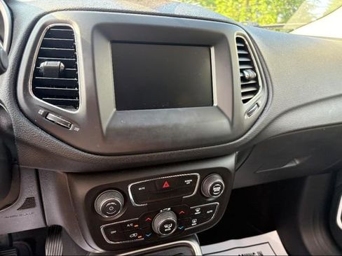 Used 2019 Jeep Compass Latitude image 9