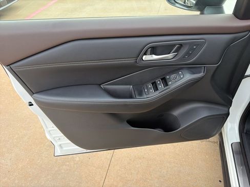 Used 2023 Nissan Rogue SL w/ SL Premium Package image 12