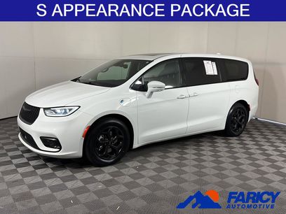 Used 2022 Chrysler Pacifica Limited w/ Uconnect Theater Family Group