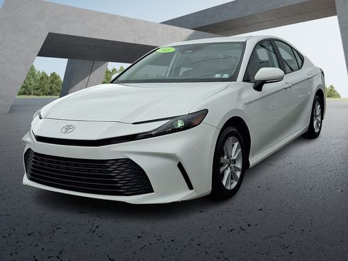 Used 2025 Toyota Camry LE FWD image 3