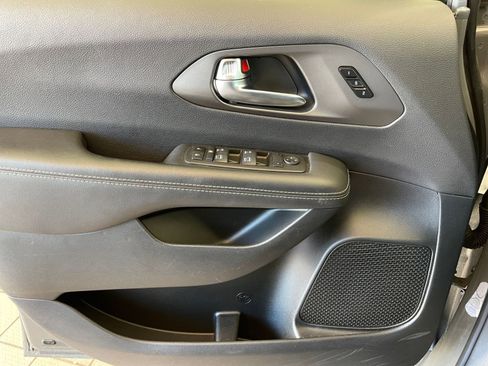 Used 2025 Chrysler Pacifica Select image 20