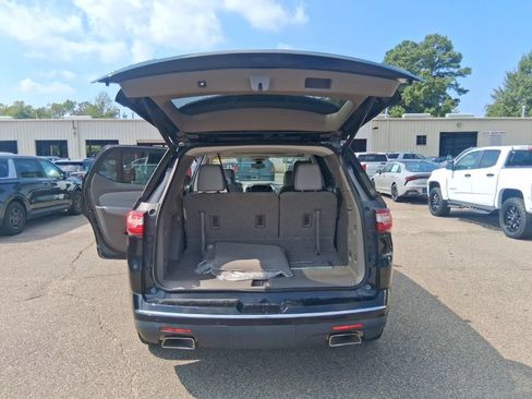 Used 2018 Chevrolet Traverse Premier w/ Driver Confidence II Package FWD image 19