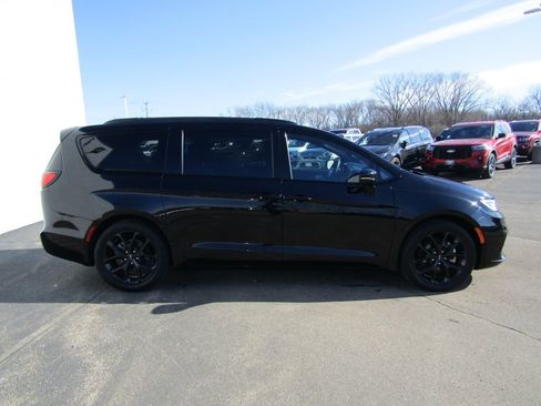 Used 2025 Chrysler Pacifica Limited FWD image 9