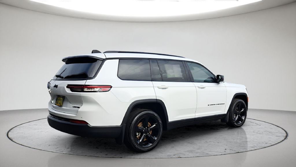 Used 2024 Jeep Grand Cherokee L Limited w/ Black Appearance Package AWD/4WD image 5