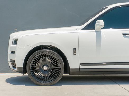 Used 2023 Rolls-Royce Cullinan Black Badge w/ Dark Exterior Package AWD/4WD image 16