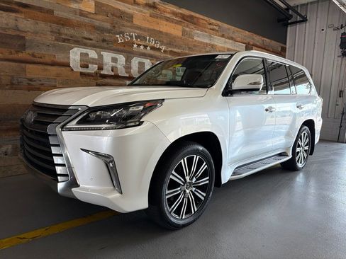 Used 2019 Lexus LX 570 4WD w/ Luxury Package image 2