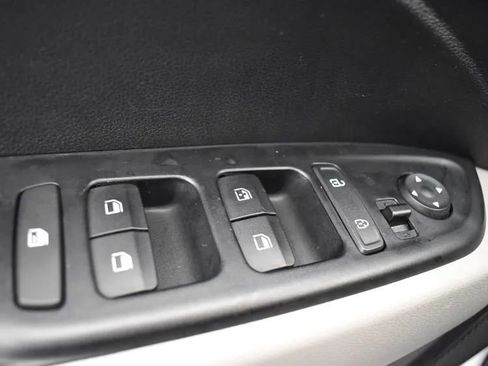 Used 2025 Hyundai Venue SEL image 22