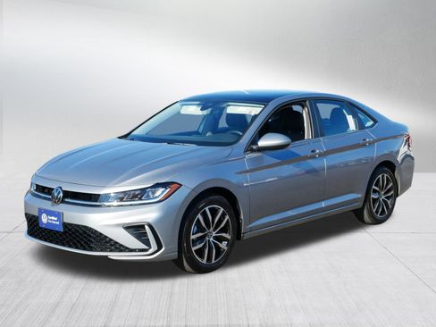 Certified 2025 Volkswagen Jetta SE w/ Sunroof Package image 3