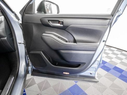 Used 2024 Toyota Highlander XLE FWD image 16