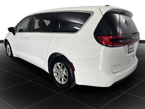 Used 2024 Chrysler Pacifica Touring-L FWD image 3