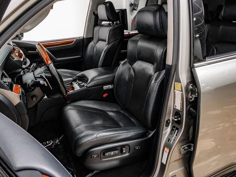 Used 2019 Lexus LX 570 4WD w/ Luxury Package image 26