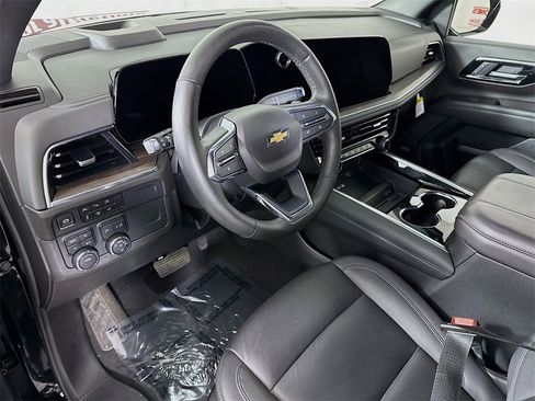 Used 2025 Chevrolet Suburban LT w/ Comfort Package image 17