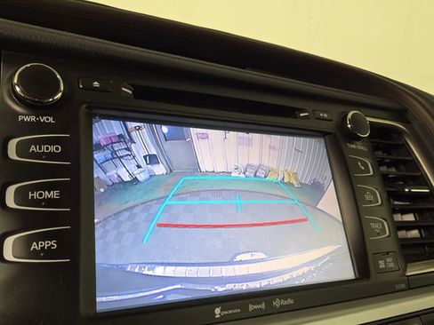 Used 2019 Toyota Highlander XLE image 18