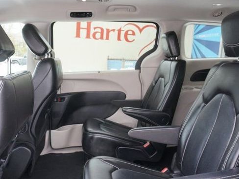 Used 2024 Chrysler Pacifica Touring-L image 31