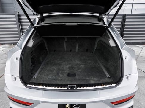 Used 2023 Bentley Bentayga Extended Wheelbase image 16